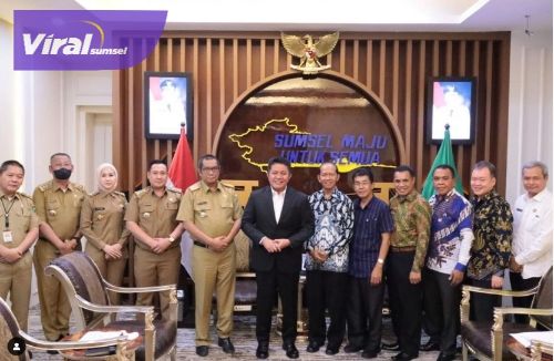 Gubernur Sumsel H Herman Deru menerima Uskup Keuskupan Agung Palembang di ruang tamu Gubernur, Selasa (20/9/2022) siang. Foto : viralsumsel.com/win