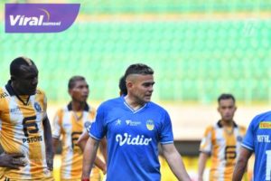 Penyerang Cristian Gonzales saat menjalani debut bersama PSIM. Foto : LIB