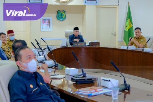 Penjabat Bupati Muba H Apriyadi pimpin Rapat Koordinasi Pelaksanaan Kegiatan Pembangunan (Dana Kelurahan) serta Pembahasan Rencana Kegiatan Padat Karya dan Penyaluran Bantuan Sosial Penangan Dampak Inflasi Tahun Anggaran 2022 di Ruang Rapat Serasan Sekate Setda Muba, Selasa (20/9/2022). Foto : viralsumsel.com/dev