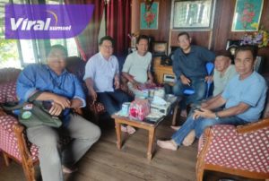 Tim Penelitian dari UT Palembang berdialog dengan Tetua Adat Semendaway Drs. Ali Pasyai, MM danTetua Adat Minanga, Malwani, Selasa (20/9/2022). Foto : ist
