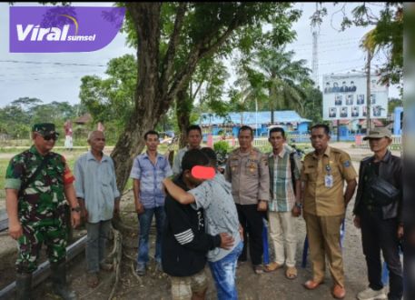 Dua remaja yang sempat duel di Depan Balai Desa Selapan Ilir lakukan perdamaian. Foto : viralsumsel.com/fir