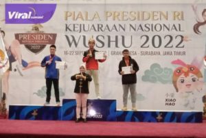 Atlet Sumsel peraih medali emas di atas podium Kejuaraan Nasional (Kejurnas) Wushu Indonesia Piala Presiden 2022. Foto : viralsumsel.com/ion