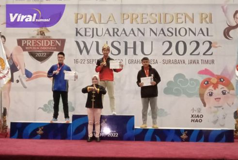 Atlet Sumsel peraih medali emas di atas podium Kejuaraan Nasional (Kejurnas) Wushu Indonesia Piala Presiden 2022. Foto : viralsumsel.com/ion