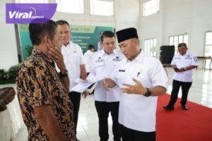 Pj Bupati Muba H Apriyadi diskusi dengan petani sawit plasma Kecamatan Batanghari Leko guna memediasikan permasalahan dengan PT MBI di Kantor Camat Batanghari Leko, Rabu (21/9/2022). Foto : viralsumsel.com/dev