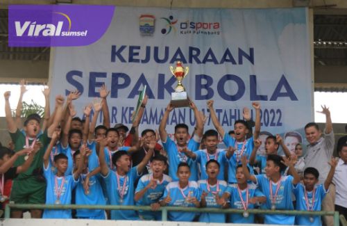 Euforia pemain, pelatih dan oficial tim sepak bola Kecamatan Alang-alang Lebar mengangkat trofi juara Kejuaraan Sepak Bola U-17 Antar Kecamatan Sekota Palembang 2022. Foto : viralsumsel.com/ion