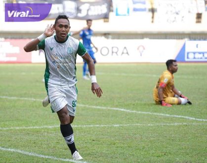 Ahmad Ihwan penyerang PSMS Medan selebrasi usai cetak gol ke gawang PSPS Riau. Foto : ig psms