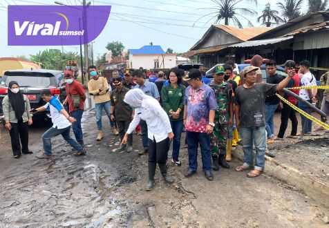 Wakil Walikota Palembang, Fitrianti Agustinda saat melakukan kunjungan ke lokasi musibah kebakaran di Kawasan TPA Kramasan, Jumat 23 September 2022. Foto : viralsumsel.com/nto