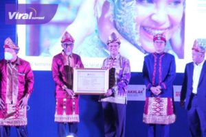 Wali Kota Palembang, H Harnojoyo di Hotel Novotel Kota Palembang menerima langsung sertifikat KIK dari DJKI Kementerian Hukum dan Ham Rebulik Indonesia, Jumat 23 September 2022. Foto : viralsumsel.com/nto