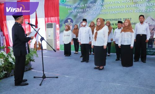 Pj Bupati Muba H Apriyadi melantik Hj Asna Aini Apriyadi sebagai Ketua Forum Kabupaten Sehat beserta pengurus lainnya, bertempat di Pendopoan Griya Bumi Serasan Sekate, Jumat (23/9/2022). Foto : viralsumsel.com/dev