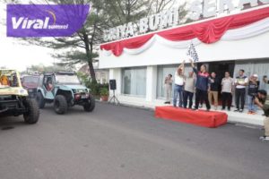 Pj Bupati Muba H Apriyadi didampingi Dandim 0401 Muba Letkol Arm Dede Sudrajat SH dan Pj Sekda Muba H Musni Wijaya SSos MSi melepas peserta Adventure Offroad Mini Seri III,di Halaman Griya Bumi Serasan Sekate, Sabtu (24/9/2022). Foto : viralsumsel.com/ion