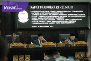 Walikota Palembang H Harnojoyo bersama Ketua DPRD Palembang Zainal Abidin dalam rapat Paripurna ke 21 Masa Persidangan III di gedung Parlemen DPRD Palembang, Senin (26/9/2022). Foto : viralsumsel.com/nto