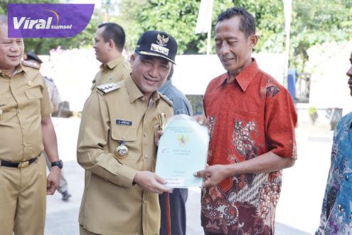 Pj Bupati Muba Drs Apriyadi MSi saat menjadi Irup dalam Peringatan Hari Ulang Tahun ke-62 Undang-undang Nomor 5 tahun 1960 tentang Peraturan Dasar Pokok-pokok Agraria (UUPA) tahun 2022 di Halaman Kantor BPN Muba, Senin (26/9/2022). Foto : viralsumsel.com/dev