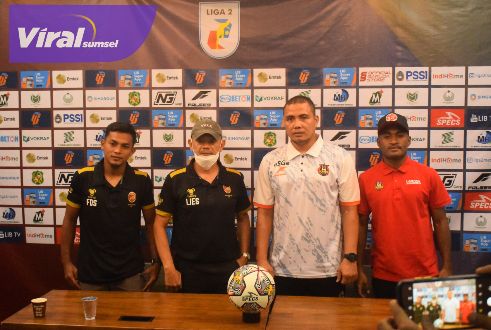 Pelatih Kepala Sriwijaya FC, Liestiadi (dua kiri) dalam sesi jumpa pers sebelum laga kontra Karo United. Foto : viralsumsel.com/ion