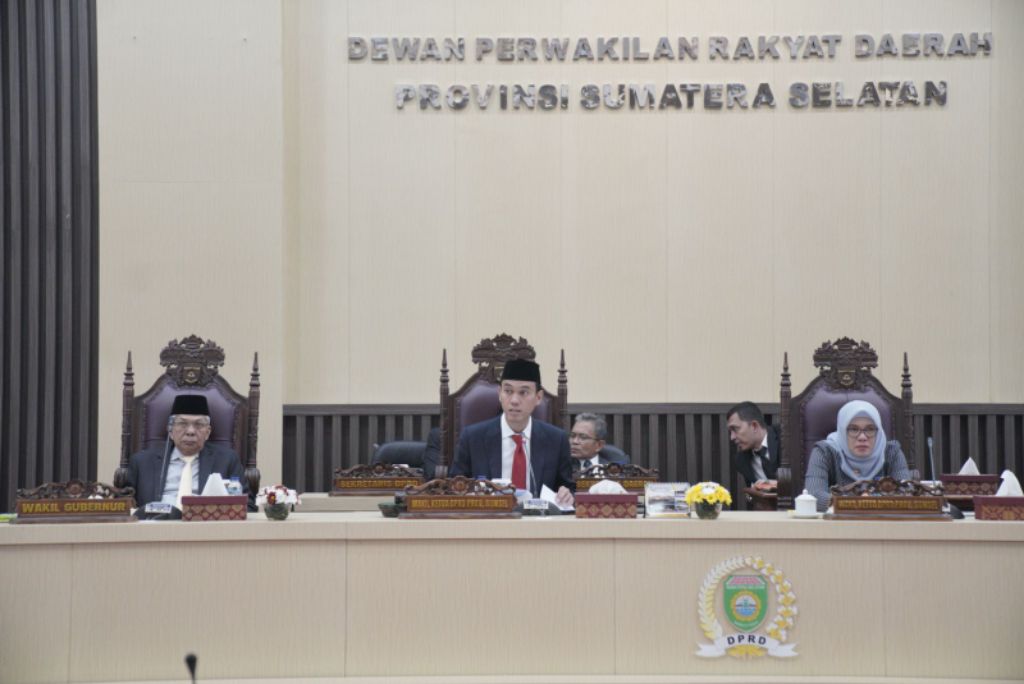 Wakil Ketua DPRD Prov. Sumsel; H. Muchendi,M. SE pimpin Rapat Paripurna Ke LVI (56) didampingi Wakil Ketua DPRD Prov. Sumsel; H.M. Giri Ramanda N Kiemas, SE, MM dan dihadiri Wakil Gubernur Sumsel; Ir. H. Mawardi Yahya. Foto : viralsumsel.com
