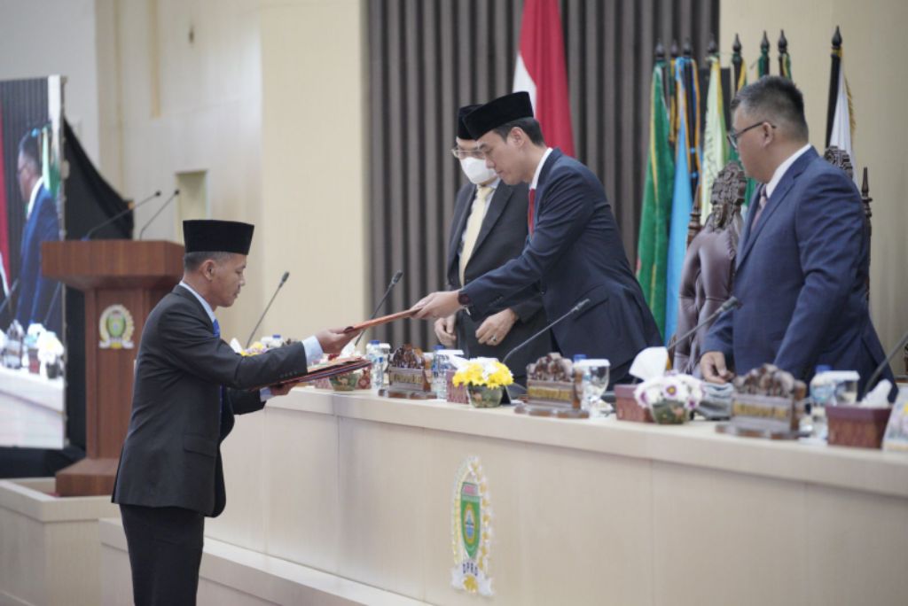 Juru Bicara Fraksi Partai Demokrat melalui juru bicaranya Tamtama Tanjung sampaikan pandangan umum diterima Pimpinan Rapat Paripurna Ke LVI (56) H Muchendi. Foto : viralsumsel.com