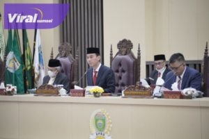 Wakil Ketua DPRD Prov. Sumsel; H. Muchendi,M. SE pimpin Rapat Paripurna Ke LVI (56) didampingi Wakil Ketua DPRD Prov. Sumsel; H.M. Giri Ramanda N Kiemas, SE, MM dan dihadiri Wakil Gubernur Sumsel; Ir. H. Mawardi Yahya. Foto : viralsumsel.com