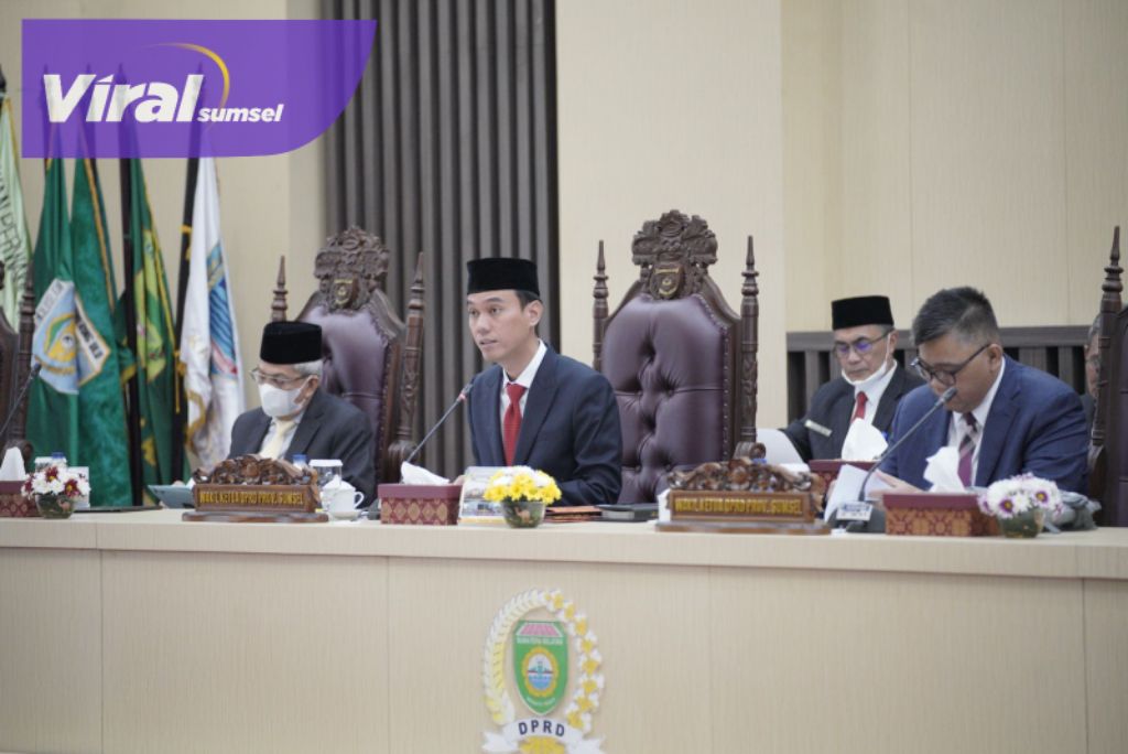 Wakil Ketua DPRD Prov. Sumsel; H. Muchendi,M. SE pimpin Rapat Paripurna Ke LVI (56) didampingi Wakil Ketua DPRD Prov. Sumsel; H.M. Giri Ramanda N Kiemas, SE, MM dan dihadiri Wakil Gubernur Sumsel; Ir. H. Mawardi Yahya. Foto : viralsumsel.com