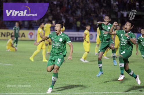 Gelandang PSMS Medan Achmad Bustomi selebrasi usai cetak gol ke gawang Semen Padang FC pada laga lanjutan Liga 2 di Stadion Teladan, Medan, Senin (26/9/2022) sore. Foto : LIB