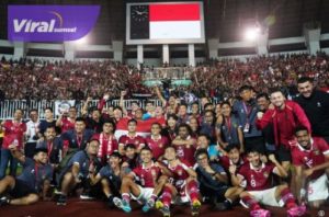 Pemain, pelatih dan ofisial Timnas Indonesia pose bersama usai mengalahkan Curacao dengan skor tipis 2-1 di Stadion Pakansari Cibinong, Bogor, Selasa (27/9/2022) malam. Foto : ig pssi