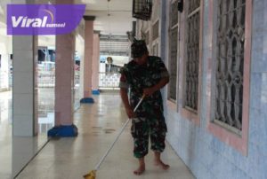 Sejumlah personil Kodim 0402/OKI menggelar karya bhakti bersihkan sarana ibadah Masjid Besar Baiturrahman Kabupaten OKI, Rabu (28/9/2022). Foto : viralsumsel.com/fir