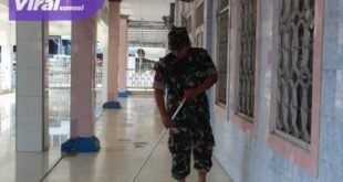 Sejumlah personil Kodim 0402/OKI menggelar karya bhakti bersihkan sarana ibadah Masjid Besar Baiturrahman Kabupaten OKI, Rabu (28/9/2022). Foto : viralsumsel.com/fir