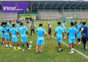 Pelatih Sriwijaya FC Liestiadi berikan arahan pada pemain. Foto : ig sfc