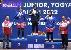 Atlet angkat besi Sumsel Indah Apriza berhasil meraih tiga medali emas di kelas 64 kg junior putri pada Kejurnas Angkat Besi Remaja dan Junior 2022 di GOR Klebengan, Yogyakarta, Kamis (29/9/2022). Foto : ist