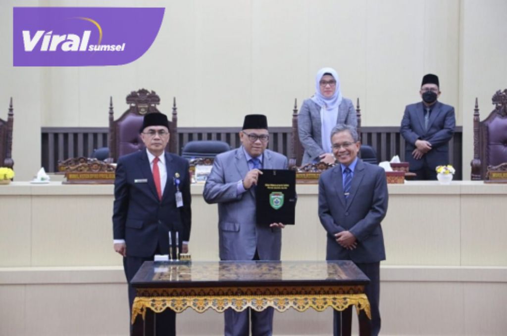 Wakil Ketua DPRD Prov. Sumsel; H.M. Giri Ramanda N Kiemas, SE, MM didampingi oleh Sekretaris DPRD Sumsel Ramadhan S. Basyeban, S.H. M.M menerima tanggapan Gubernur dari Sekda Sumsel Ir. SA Supriono Pada Rapat Paripurna LVI (56) Bertempat diruang Aula Lantai 3 DPRD Prov.Sumsel, Kamis (29/9/2022). Foto : viralsumsel.com