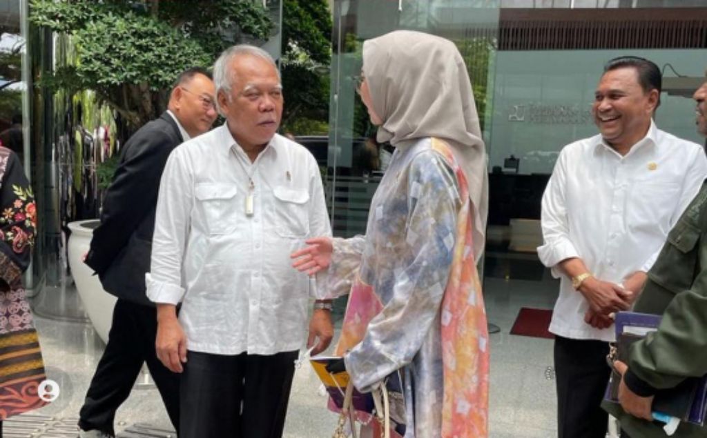 Amaliah Sobli S.Kg, M.B.A Anggota Komite II DPD RI bincang dengan Menteri PU PR Basuki Hadimuljono di sela Raker dengan Kementerian PUPR di Gedung Utama Kementerian PUPR, Kamis, (29/9/2022). Foto : viralsumsel.com/ion