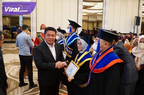 Gubernur Sumsel H Herman Deru ketika menghadiri Wisuda XIV Politeknik Akamigas Palembang di Grand Ballroom Hotel Wyndham, Kamis (1/9/2022). Foto : viralsumsel.com/win