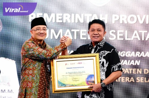 Gubernur Sumsel H. Herman Deru menerima penghargaan BKN Award secara langsung dari Kepala BKN RI, Dr. Ir. Bima Haria Wibisana di Ballroom Hotel Swarna Dwipa Palembang, Jumat (2/9/2022). Foto : viralsumsel.com/win