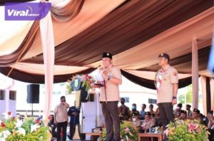 Gubernur Sumsel H Herman Deru pada  Peringatan Hari Pramuka ke 61 tahun 2022 Tingkat Provinsi  Sumsel yang dipusatkan di Pelataran Danau Ranau Kabupaten OKU Selatan, Minggu (4/9/2022) pagi. Foto : viralsumsel.com/win