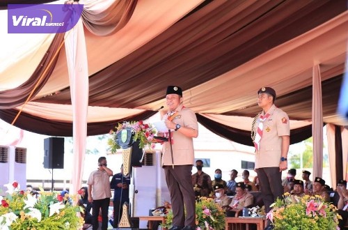 Gubernur Sumsel H Herman Deru pada  Peringatan Hari Pramuka ke 61 tahun 2022 Tingkat Provinsi  Sumsel yang dipusatkan di Pelataran Danau Ranau Kabupaten OKU Selatan, Minggu (4/9/2022) pagi. Foto : viralsumsel.com/win