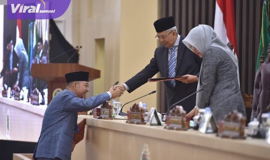 Perwakilan Fraksi Partai Demokrat Drs. H. A. Gani Subit menyampaikan pandangan umum pada Wakil Gubernur Sumsel; Ir. H. Mawardi Yahya didampingi Wakil Ketua DPRD Sumsel Kartika Sandra Desi pada Rapat Paripurna LV (55), Senin (5/9/2022). Foto : viralsumsel.com/win
