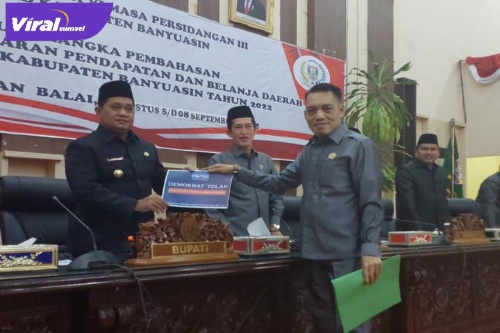 Aksi Anggota DPRD Banyuasin Dari Fraksi Demokrat, Darul Qutni SE Seusai Paripurna Tolak Kenaikan BBM Yang Dilakukan oleh Pemerintah. Foto : Viralsumsel Aksi Anggota DPRD Banyuasin Dari Fraksi Demokrat, Darul Qutni SE Seusai Paripurna Tolak Kenaikan BBM Yang Dilakukan oleh Pemerintah. Foto : Viralsumsel