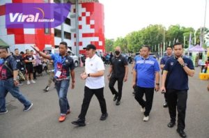 Gubernur Sumsel H Herman Deru ketika hadir langsung dalam Fun Run Sport Edutainment di Plaza Utama Gelora Sriwijaya JSC Palembang, Minggu (11/9/2022). Foto : viralsumsel.com/win