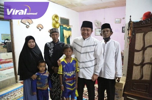 Gubernur Sumsel H Herman Deru menyambangi kediaman orang tua alm AM santri Ponpes Gontor asal Palembang yang beberapa waktu lalu meninggal dunia diduga akibat penganiayaan, Minggu (11/9/2022) petang. Foto : viralsumsel.com/win