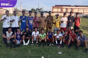 Young Stars Gandus U-17 Saat Berfoto Bersama Sekretaris Camat Gandus Budi Ritonga Dan Ketua KONI Gandus M. Susianto Husin. Foto : Viralsumsel/Nto