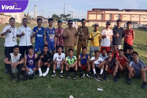 Young Stars Gandus U-17 Saat Berfoto Bersama Sekretaris Camat Gandus Budi Ritonga Dan Ketua KONI Gandus M. Susianto Husin. Foto : Viralsumsel/Nto