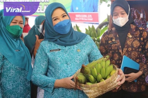 Ketua TP PKK Sumsel Hj. Febrita Lustia HD bersama  Wakil Ketua TP PKK Sumsel Hj Fauziah Mawardi Yahya Dalam kunjungan kerjanya di Desa Sridadi, Kecamatan Buay Madang, Kabupaten Ogan Komering Ulu (OKU) Timur, Selasa (13/9/2022). Foto : viralsumsel.com/win