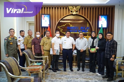 Gubernur Sumsel H. Herman Deru saat menerima audiensi Komunitas Musi Runners sekaligus panitia kegiatan Musi Run 2022, di ruang tamunya Selasa (13/9/2022) pagi. Foto : viralsumsel.com/win
