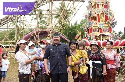 Gubernur Sumsel H Herman Deru saat hadiri Pengabenan Massal 2022 Desa Adat Tri Dharma Yasa di Pura Dalem Desa Karang Mulya Kecamatan Semendawai Timur Kabupaten OKU Timur, Rabu (14/9/2022). Foto : viralsumsel.com/win