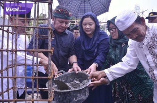Gubernur Sumsel H Herman Deru saat peletakan batu pertama pembangunan tiang pancang kubah Masjid Al Hidayah di Desa Kotanegara, Rabu (14/9/2022). Foto : viralsumsel.com/win