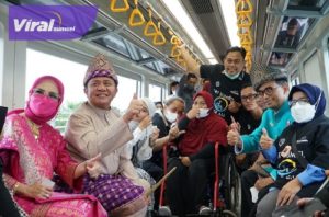 Menteri Perhubungan RI Budi Karya Sumadi bersama Gubernur Sumsel H Herman Deru membagikan kartu elektronik LRT khusus kepada penyandang disabilitas di stasiun LRT Ampera Palembang, Sabtu (17/9/2022). Foto : viralsumsel.com/win
