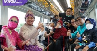 Menteri Perhubungan RI Budi Karya Sumadi bersama Gubernur Sumsel H Herman Deru membagikan kartu elektronik LRT khusus kepada penyandang disabilitas di stasiun LRT Ampera Palembang, Sabtu (17/9/2022). Foto : viralsumsel.com/win