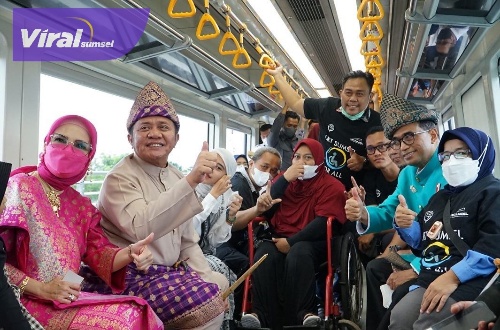 Menteri Perhubungan RI Budi Karya Sumadi bersama Gubernur Sumsel H Herman Deru membagikan kartu elektronik LRT khusus kepada penyandang disabilitas di stasiun LRT Ampera Palembang, Sabtu (17/9/2022). Foto : viralsumsel.com/win