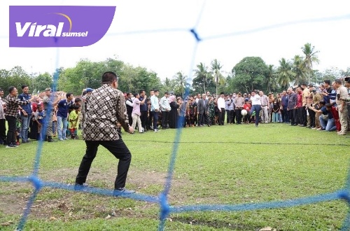 Gubernur Sumse H Herman Deru membuka dan meninjau langsung pertandingan turnamen sepakbola road to Gubernur Cup, di lapangan sepakbola Desa Sebau Kecamatan Gelumbang, Kabupaten Muara Enim, Minggu (18/9/2022). Foto : viralsumsel.com/win