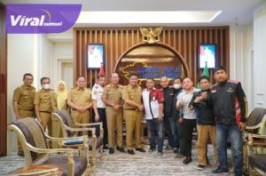 Gubernur Sumsel H Herman Deru menerima audensi pengurus Persatuan Driver Online Sumsel di Ruang Tamu Gubernur, Senin (19/9/2022). Foto : viralsumsel.com/win