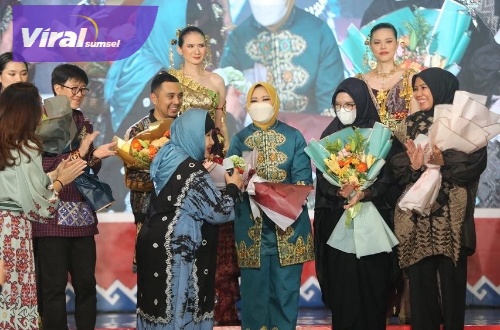 Ketua Dekranasda Sumsel Hj Febrita Lustia HD saat menampilkan kain khas Sumsel pada fashion show Pesona Kriya Sriwijaya Sumsel di Jakarta Convention Center, Kamis (22/9/2022) petang. Foto : viralsumsel.com/win