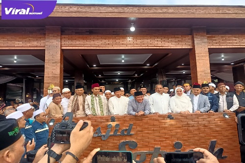 Ustadz Abdul Somad, Herman Deru, Kartika Sandra Desi Dan Suami Syahrial Resmikan Masjid Sopiah Gandus. Foto : Viralsumsel/Nto